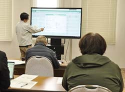 WEB簿記の操作方法について説明する職員