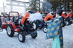 安全を祈願し、おはらいを受ける農業機械