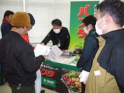 説明を受ける参加者