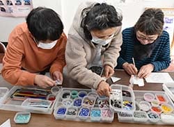 ガラス材を選ぶ参加者ら