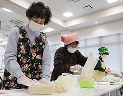 みそを詰め込む参加者