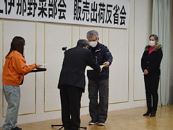 賞状を受け取る品目表彰者