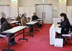 説明を聞く参加者ら