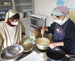 呉汁をつくる参加者