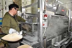 水稲種子を温湯消毒する職員