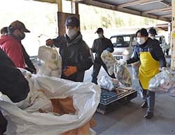 軽トラックで持ち込まれた不要農薬等を受け入れる職員ら