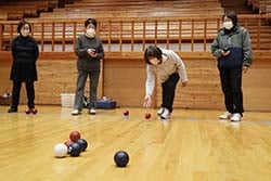 ボッチャを楽しむ受講生