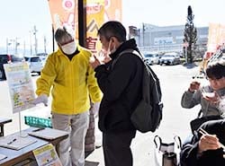 署名の趣旨を説明し協力を呼び掛ける畜産課職員