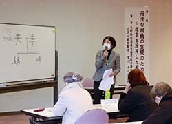 相続の仕組みを説明する宮川さん