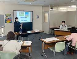 防除方法について説明する山浦さん
