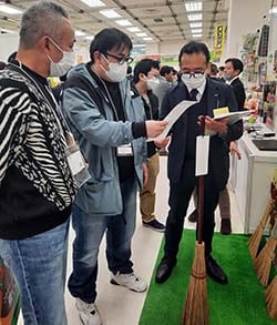 商品の説明を受ける参加者