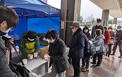 炊き出しに訪れた志賀町の住民