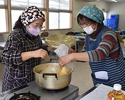 パッククッキングに挑戦する参加者