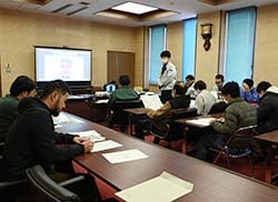 試験品種について話し合う参加者