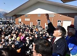 福豆をまくハイジの里運営協力会役員やJA役職員ら
