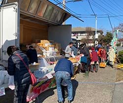 にぎわう販売会場