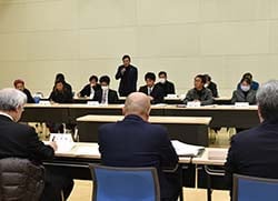 行政関係者に要望を伝える部員：中央（安曇野市豊科）