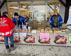 店頭販売の商品を並べる青年部盟友(青年部員)（1月28日：新潟県上越市にて）
