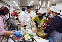 藤木代表に教わりながらジビエ料理を作る参加者