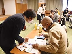 通信業者講師からインターネット検索の方法を学ぶ受講者