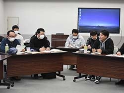 役員会であいさつをする坂口会長（写真中央）