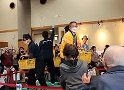 福豆に手を伸ばす来館者（2月3日、小諸市のあぐりの湯こもろで）