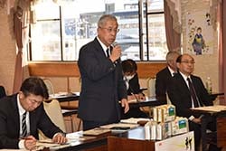 あいさつする眞島組合長