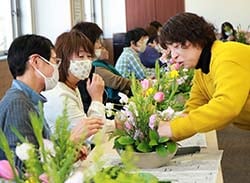 フラワーアレンジメントを楽しむ参加者