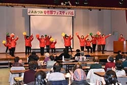 ダンスを踊る女性理事ら