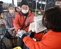 プレゼントを受け取る買い物客