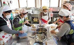 コンニャクを作る部員