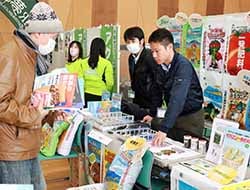担当者から商品の説明を受ける参加者