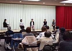 パネルディスカッションで意見を出し合う山崎さん（右から2人目）ら