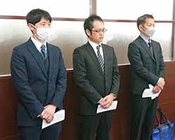 北沢組合長の激励を受ける清水さん（右）と寺澤さん（中央）と北沢さん（左）
