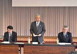 記者懇談会で独自支援を発表する組合長