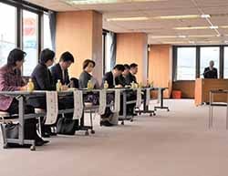 国会議員・県会議員の前であいさつする眞島組合長