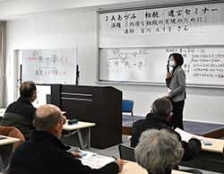 相続や遺言について解説する宮川講師（右）