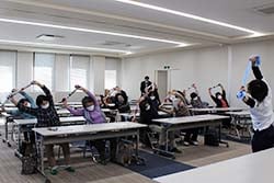 ながら体操を学ぶ参加者