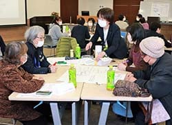 積極的に意見を出し合う女性総代ら