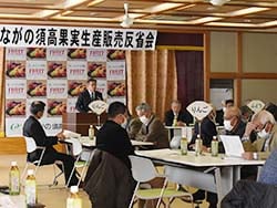 挨拶をする青木委員長