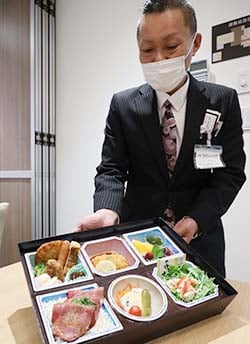 参加者に配布した開発中の「洋風折」を紹介する中山課長