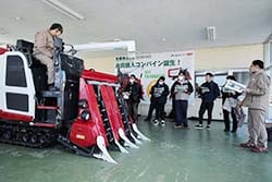 共同購入コンバインの性能などを学ぶJA信州諏訪の職員ら