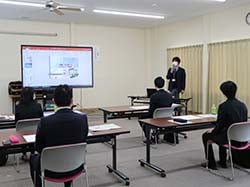 研修を受ける内定者の様子