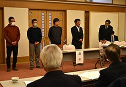 あいさつをする一志部会長（右から2人目)