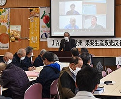 あいさつする長谷部部会長