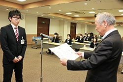浅沼組合長（右）から表彰を受ける阿部さん