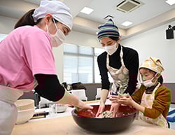 親子でそば打ちを学ぶ参加者