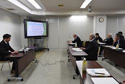 研究内容について発表をする小宮山技術員