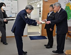 須坂警察署長より感謝状を受け取る樋口統括支所長(右手前)と酒井課長代理(奥)