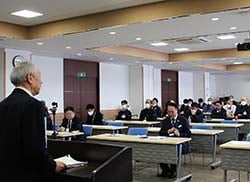 浅沼組合長の講義を聞く営農指導員ら